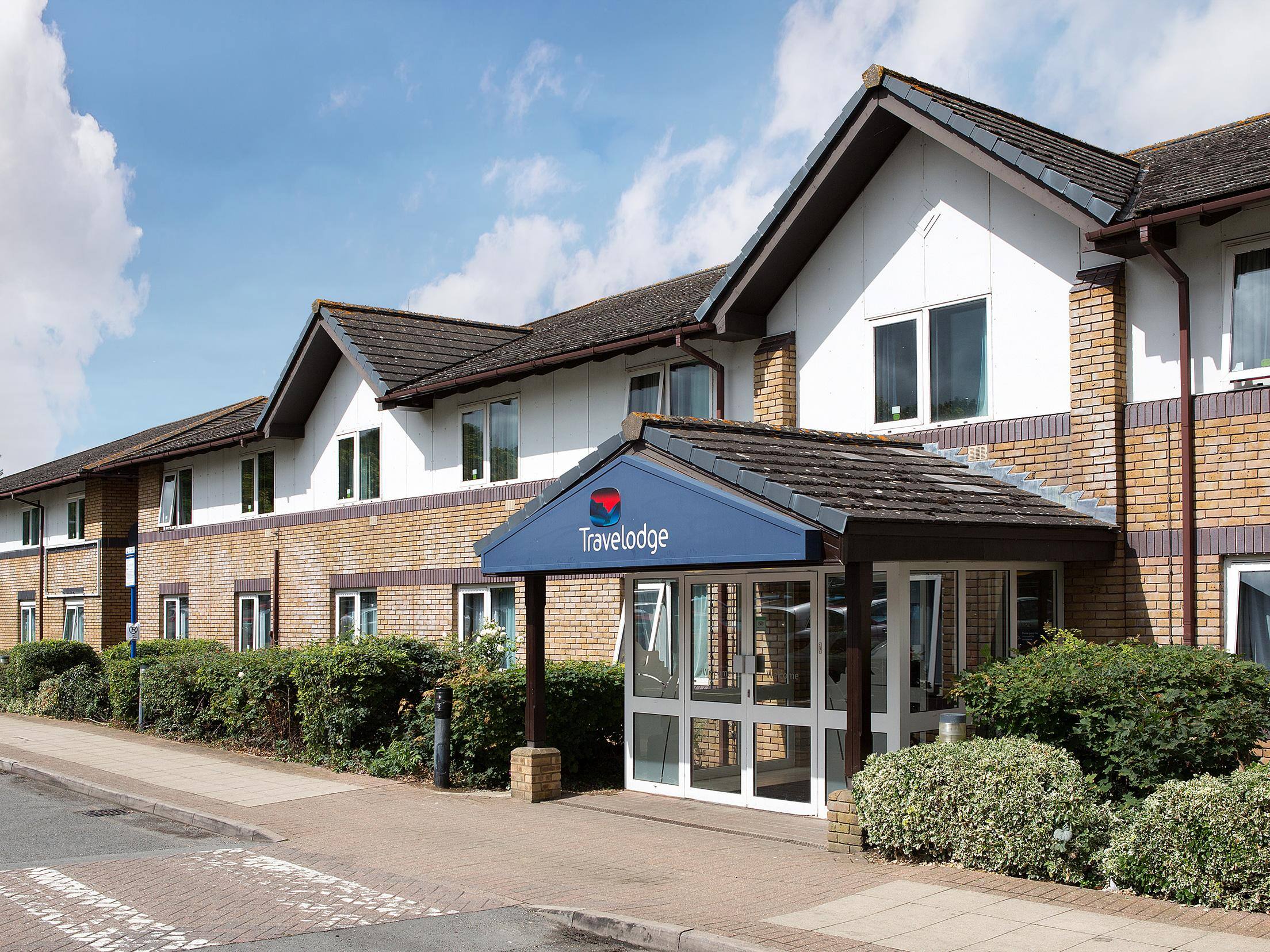 Bicester Cherwell Valley M40 - Exterior